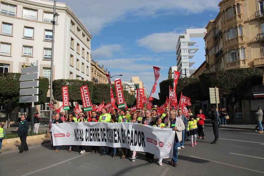 «¡Cemex no se cierra, antes a la guerra!»