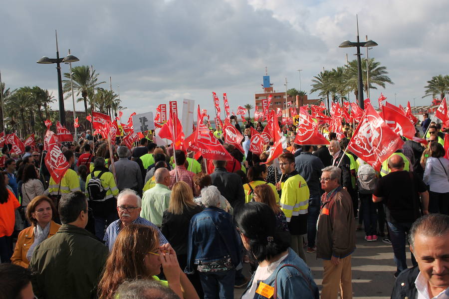 «¡Cemex no se cierra, antes a la guerra!»