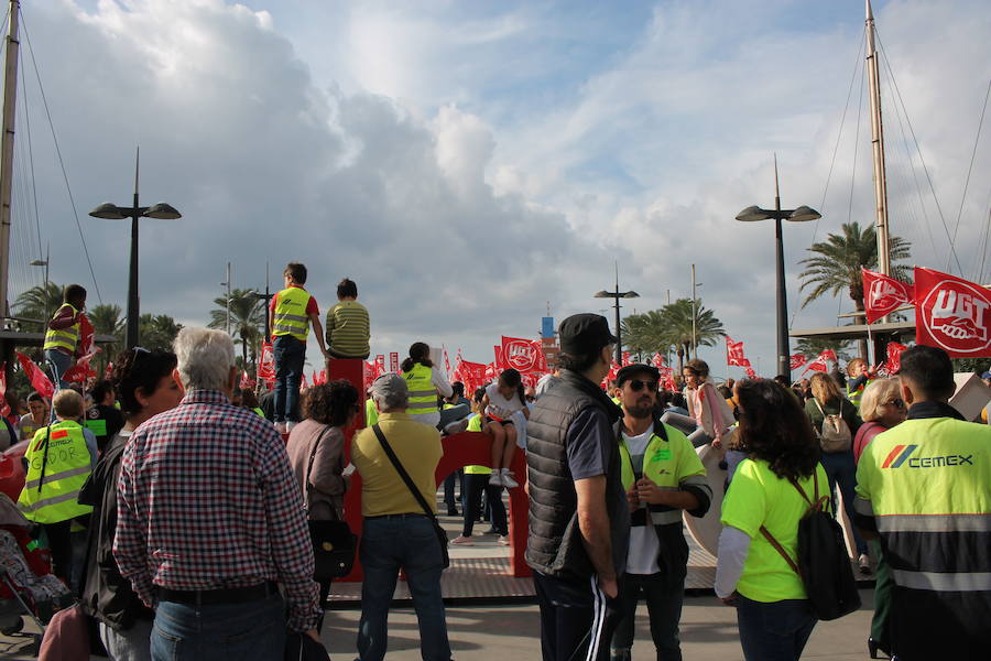 «¡Cemex no se cierra, antes a la guerra!»