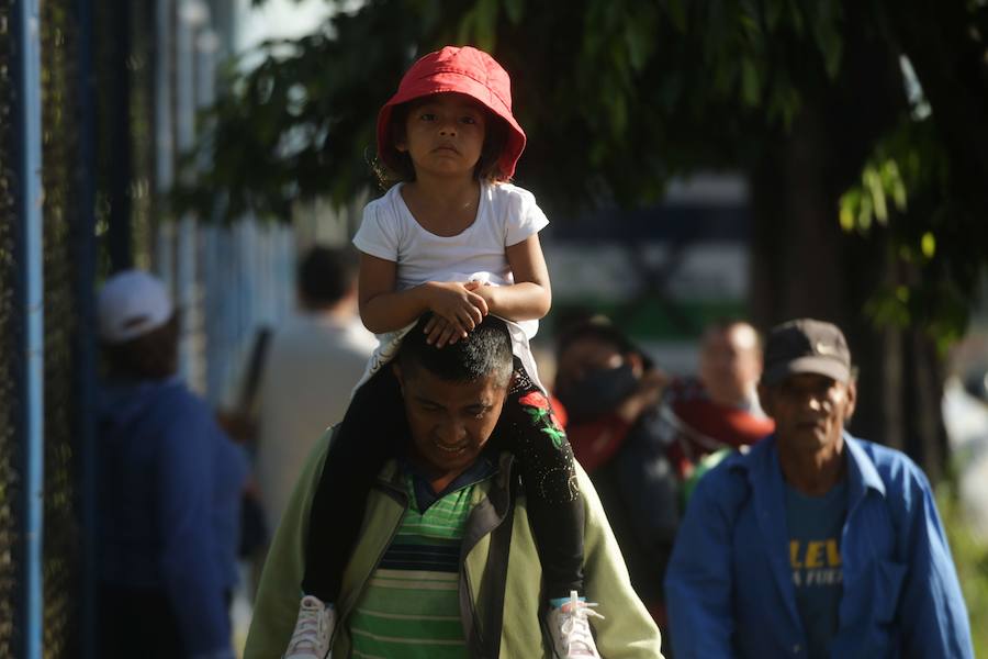 Unos 300 migrantes salvadoreños han salido este domingo de su país hacia la frontera con Guatemala con el objetivo final de llegar a EE UU. Buscan emular la caravana de hondureños que salió el 13 de octubre de San Pedro Sula.