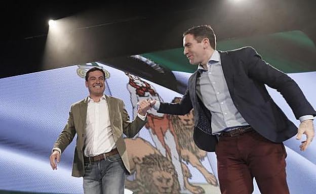 El presidente del Partido Popular de Andalucía, Juanma Moreno(i) y el Secretario General del PP, Teodoro García, durante la clausura hoy en Sevilla de la 23 Unión Interparlamentaria Popular en Sevilla. 