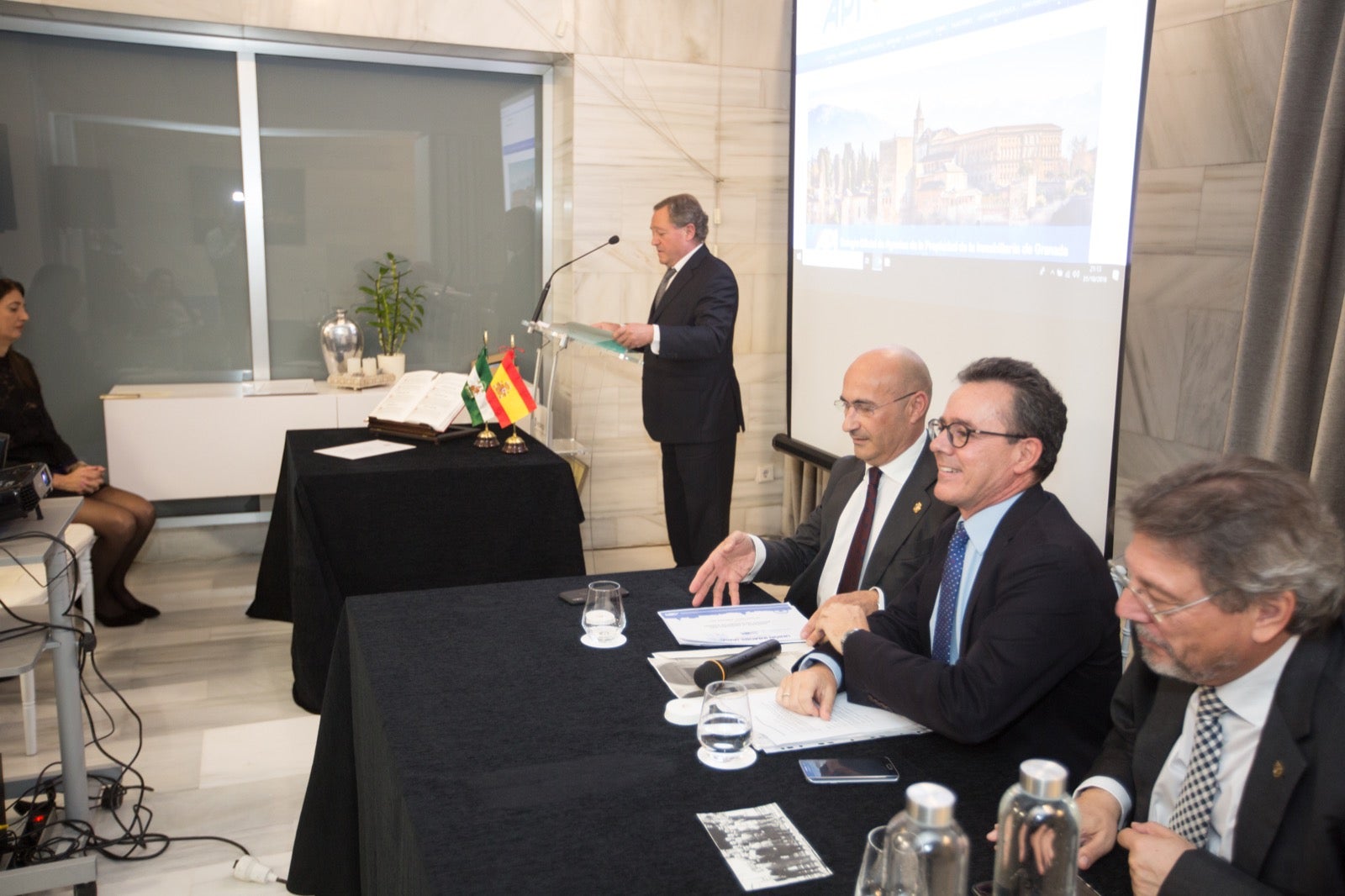 Fotos: Condecoración a los colegiados del Colegio de Agentes de la Propiedad