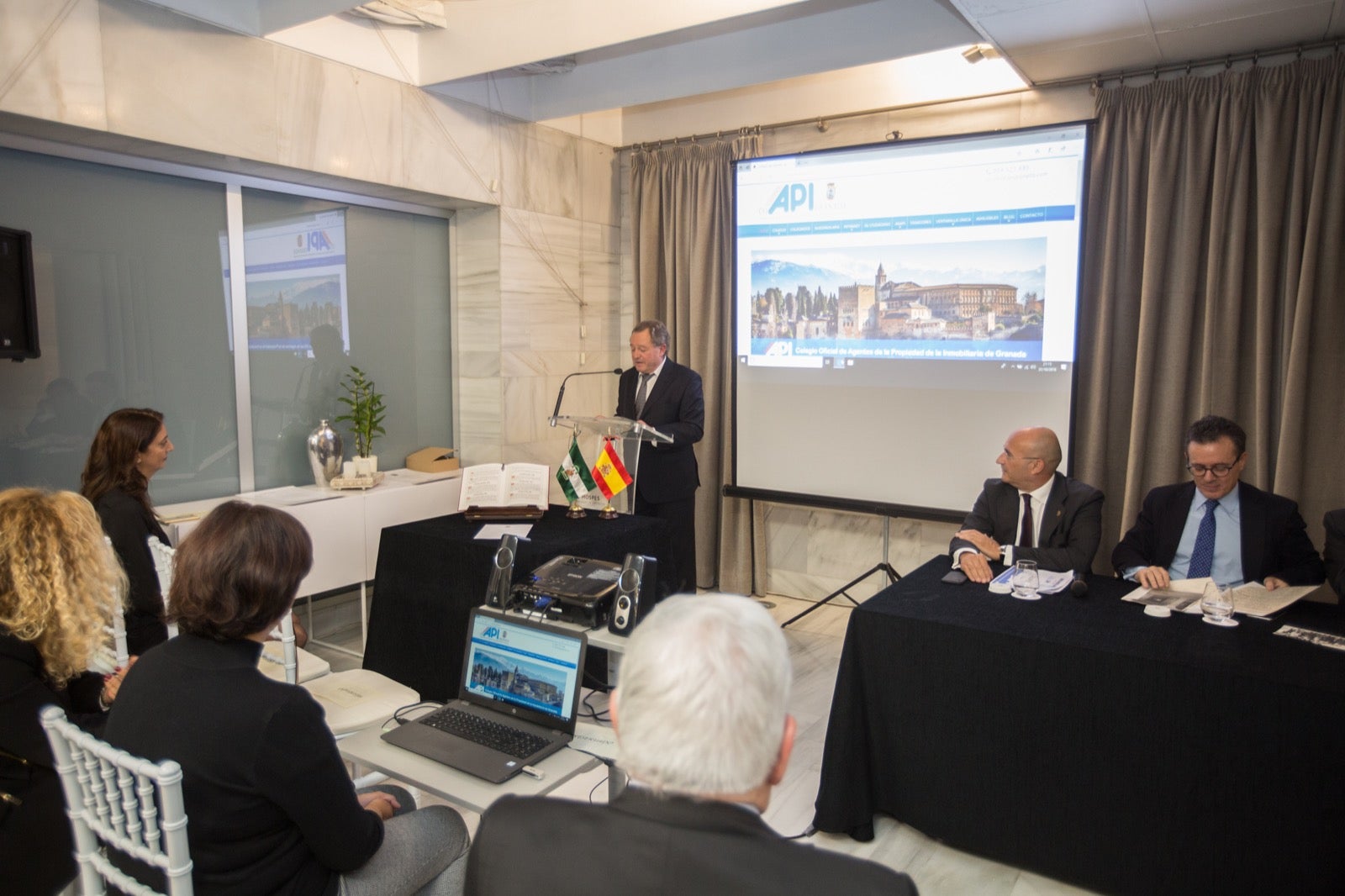 Fotos: Condecoración a los colegiados del Colegio de Agentes de la Propiedad
