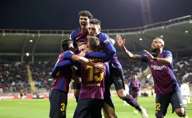 Los jugadores del Barça celebran el gol de Lenglet.