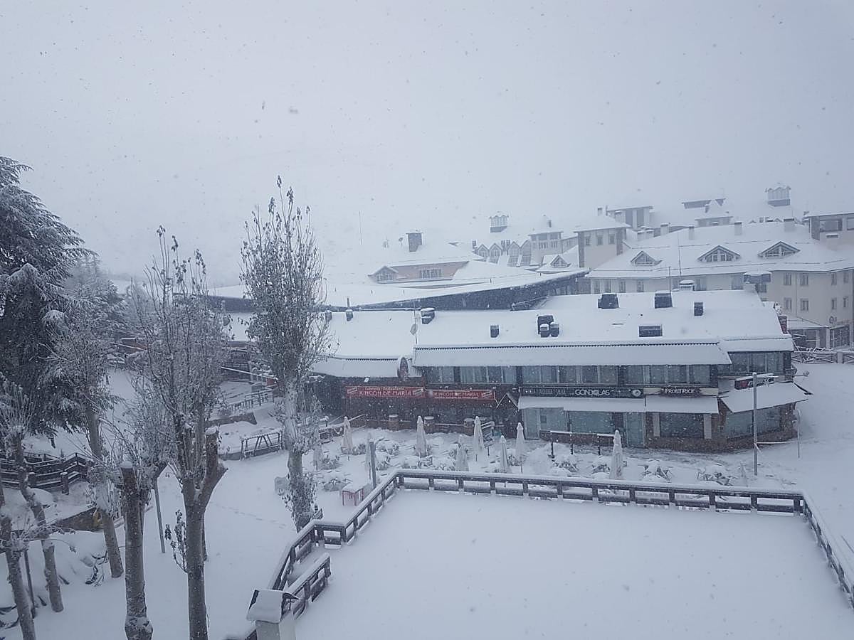 Las últimas nevadas caídas en la Sierra provocan un aspecto inusual en la estación para esta época del año