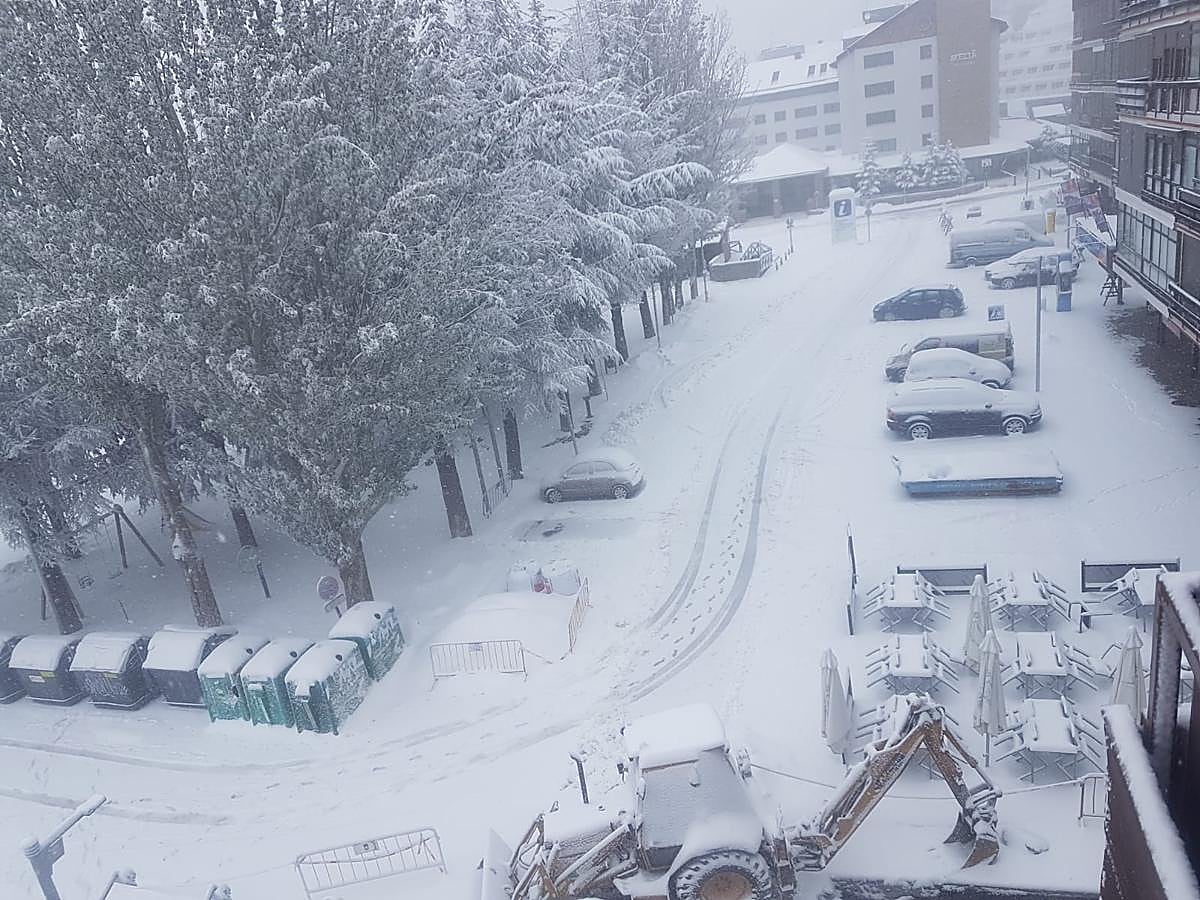 Las últimas nevadas caídas en la Sierra provocan un aspecto inusual en la estación para esta época del año