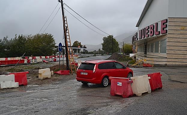Los operarios empezaron ayer a trabajar con los cables que tienen que soterrar.