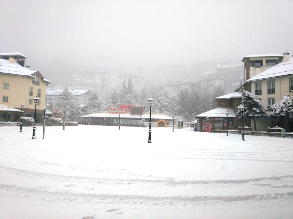 Las últimas nevadas caídas en la Sierra provocan un aspecto inusual en la estación para esta época del año