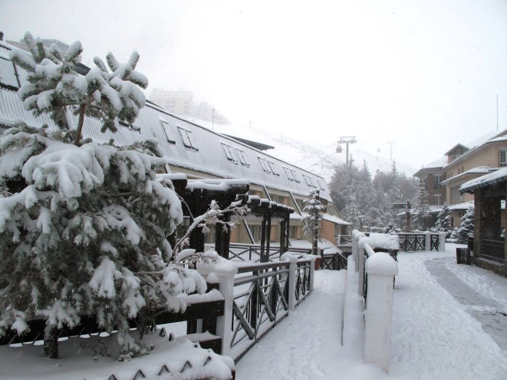 Las últimas nevadas caídas en la Sierra provocan un aspecto inusual en la estación para esta época del año