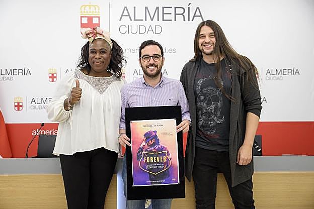 El concejal Carlos Sánchez, ayer, con los responsables del espectáculo.