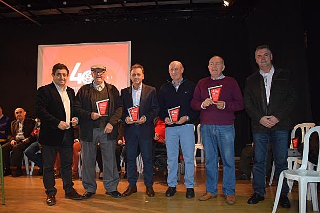 Reyes y Fernández junto a los homenajeados. 