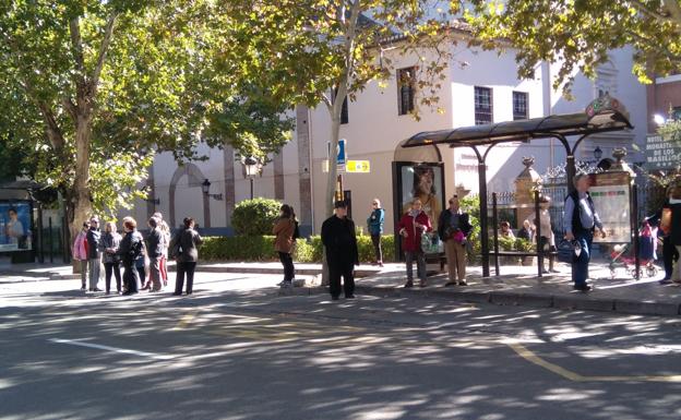 Parada en los Escolapios llena de viandantes esperando el 13.