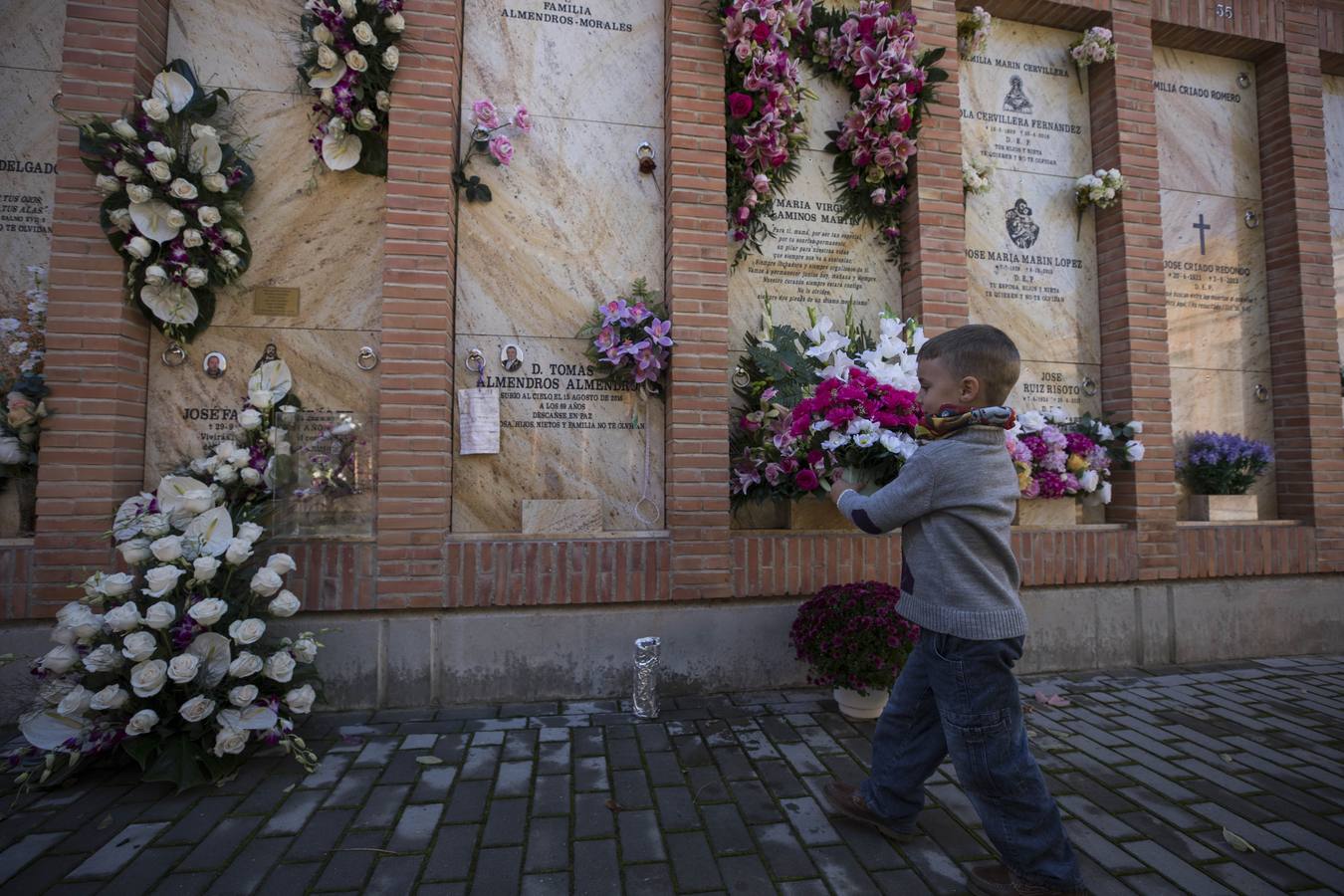 Centenares de familias cumplen con la tradición y llevan flores a sus parientes y allegados