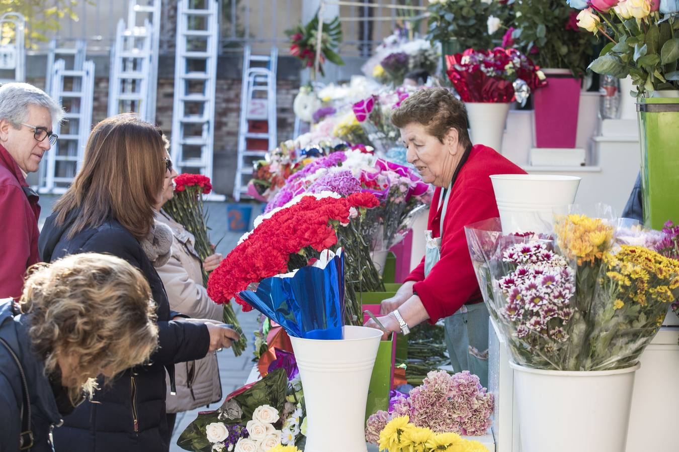 Centenares de familias cumplen con la tradición y llevan flores a sus parientes y allegados