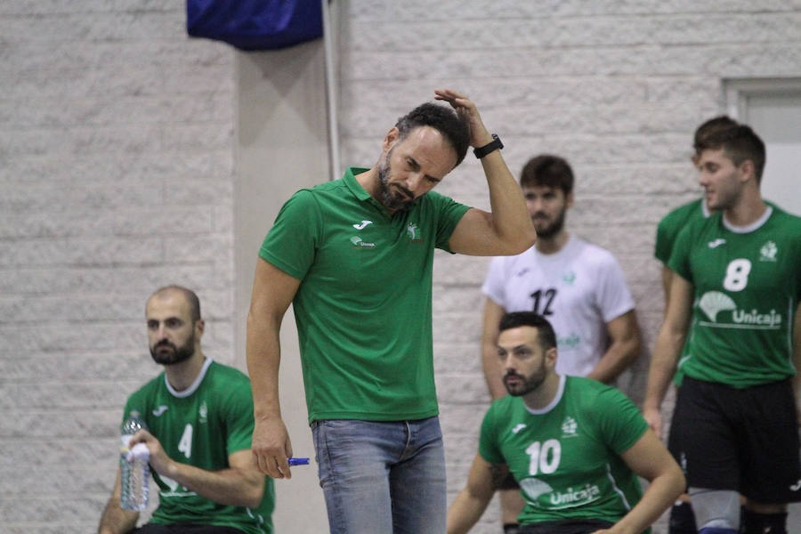 Manolo Berenguel, pensativo, durante un partido de Unicaja Almería. 