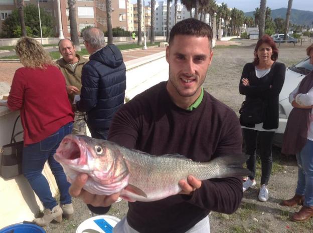 El ganador de la segunda y cuarta fase, José Jiménez, durante esta última con una buena lubina.