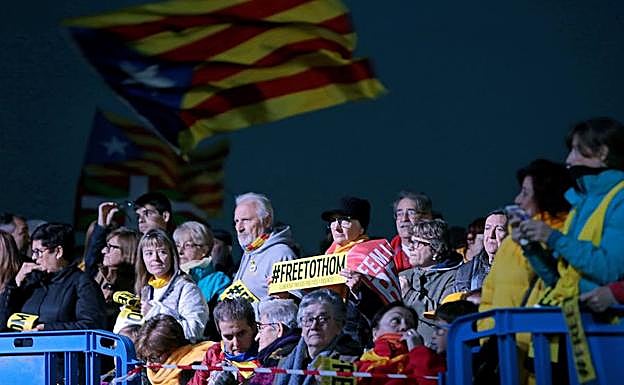 Un momento del acto en el que el independentismo conmemora el primer aniversario del encarcelamiento de miembros del anterior Govern frente al Centro Penitenciario Lledoners.