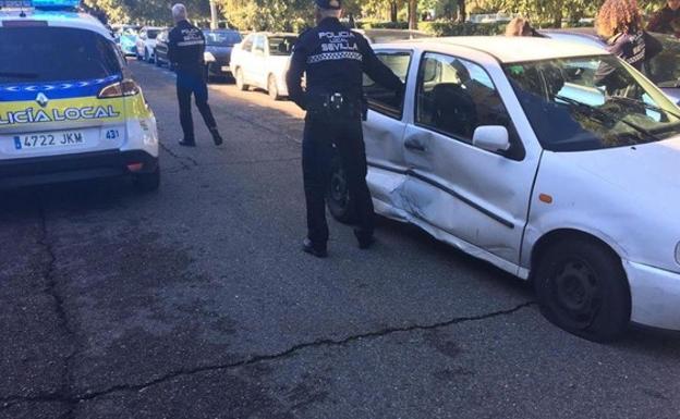 La Policía Local detiene a un hombre por no parar en un controlde tráfico.