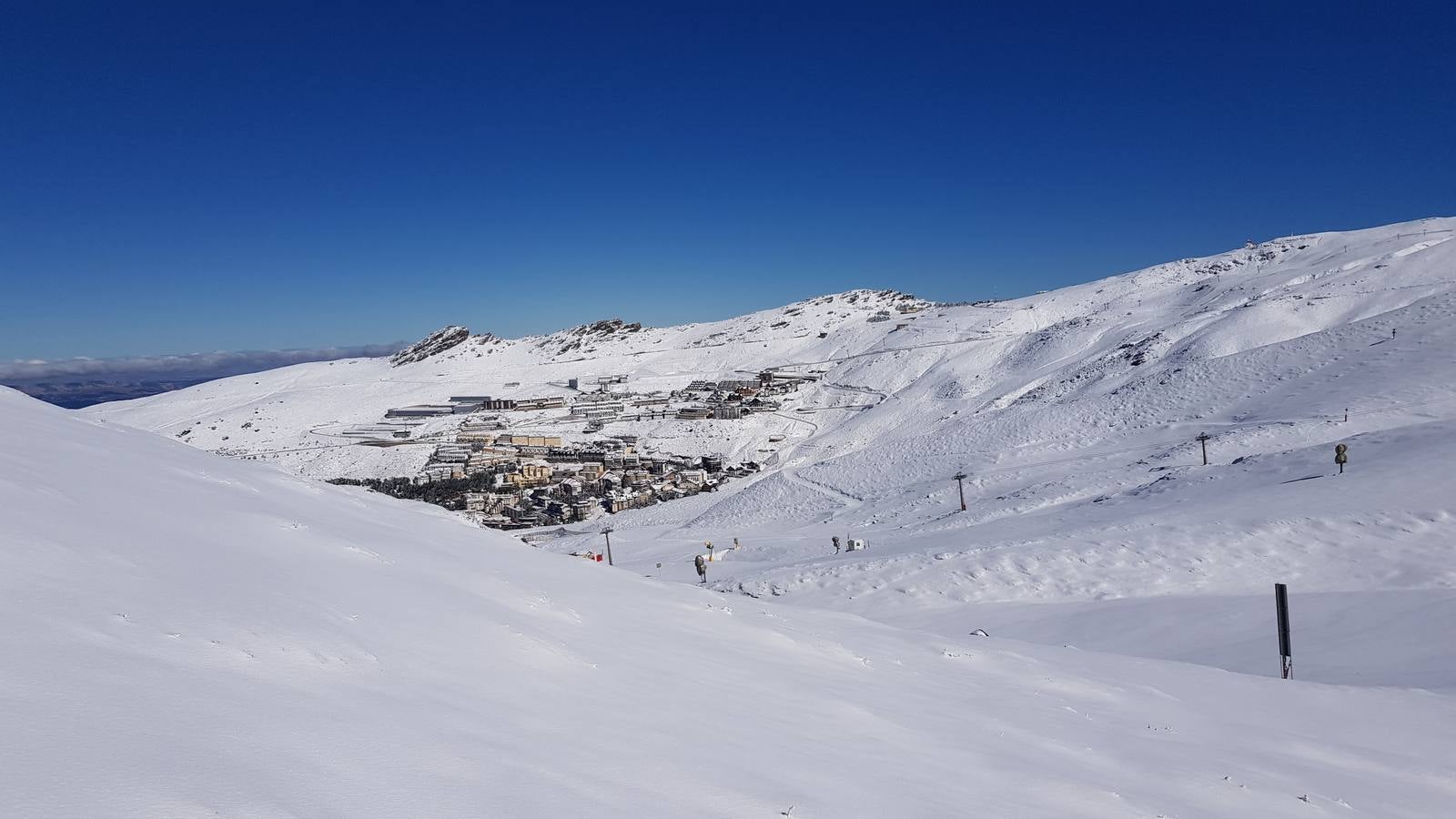 La ola de frío ha dejado en el macizo de Sierra Nevada espesores de nieve inusuales para esta época del año