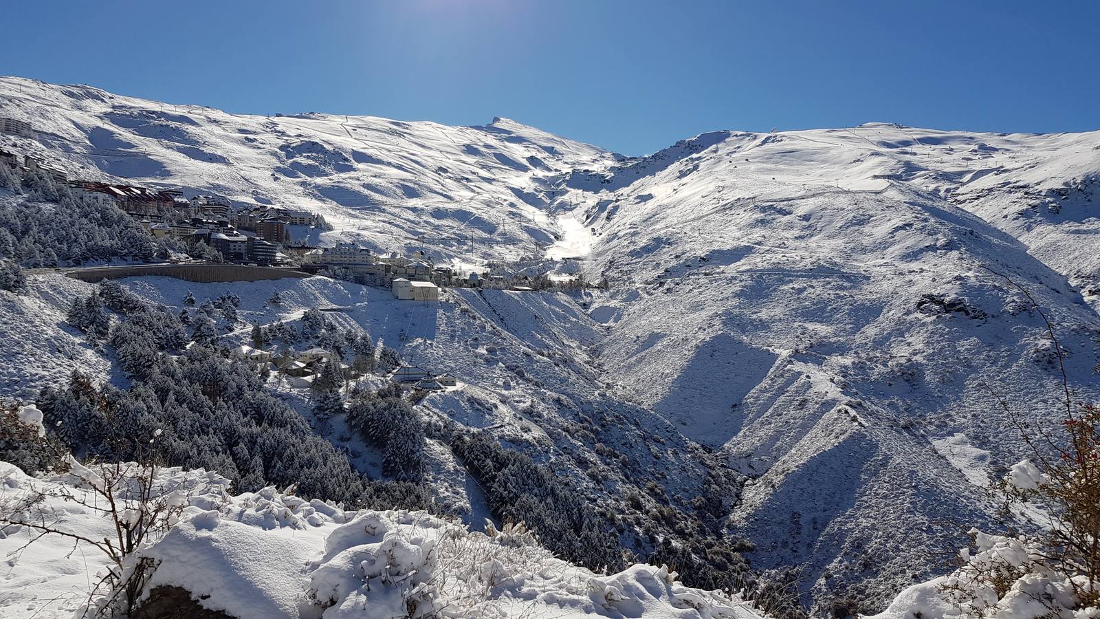 La ola de frío ha dejado en el macizo de Sierra Nevada espesores de nieve inusuales para esta época del año