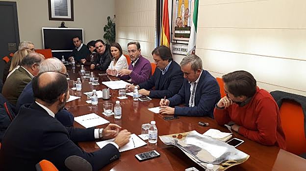El consejero durante se reunión ayer con alcaldes y colectivos. 