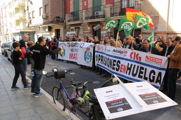 Concentración de funcionarios de El Acebuche a las puertas de la Subdelegación de Gobierno.