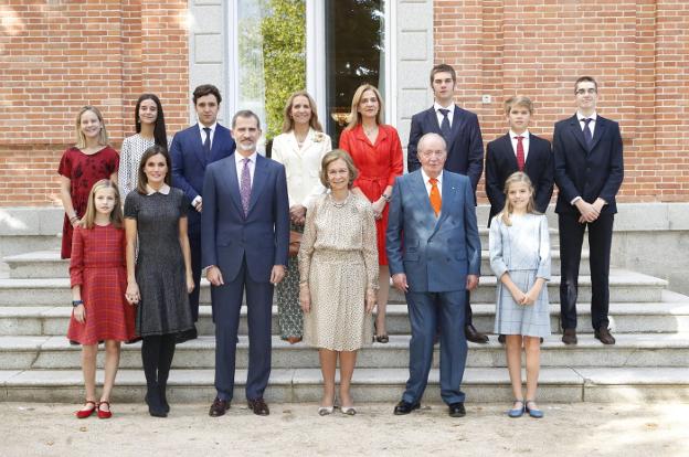 Posado oficial en las escalinatas de la Zarzuela de la reina Sofía con don Juan Carlos, los Reyes, sus hijas y sus ocho nietos. 