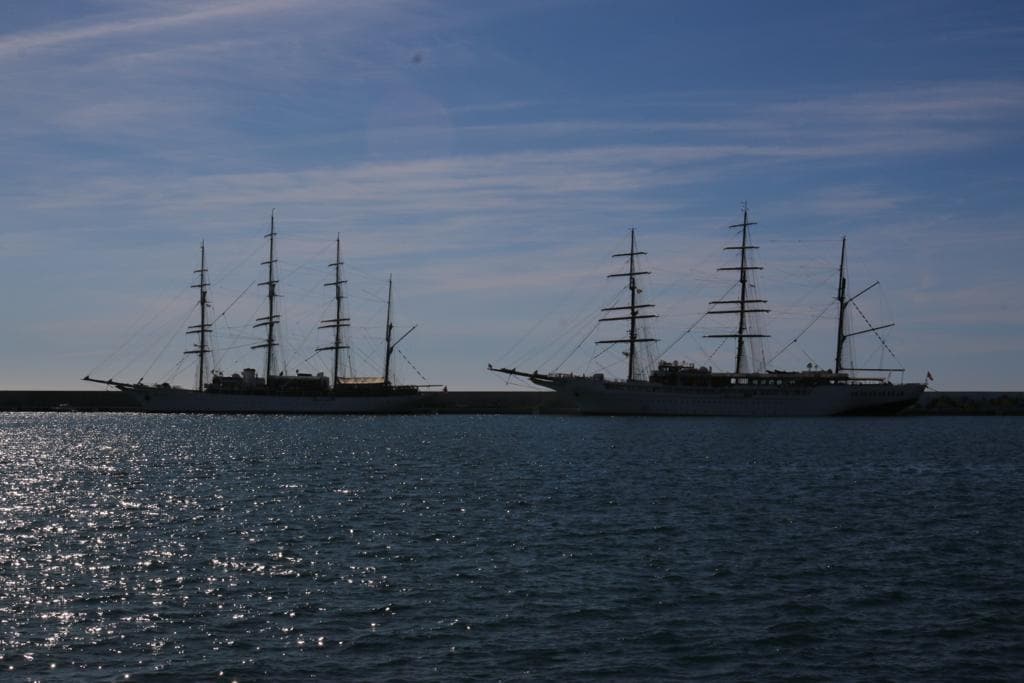 Hoy coinciden en la dársena los dos veleros gemelos, con 138 personas a bordo