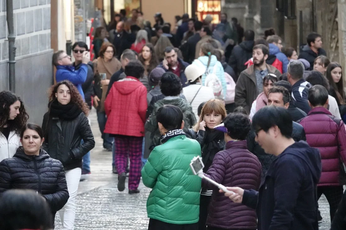 Las calles de Granada repletas de gente que disfrutan del puente en la ciudad