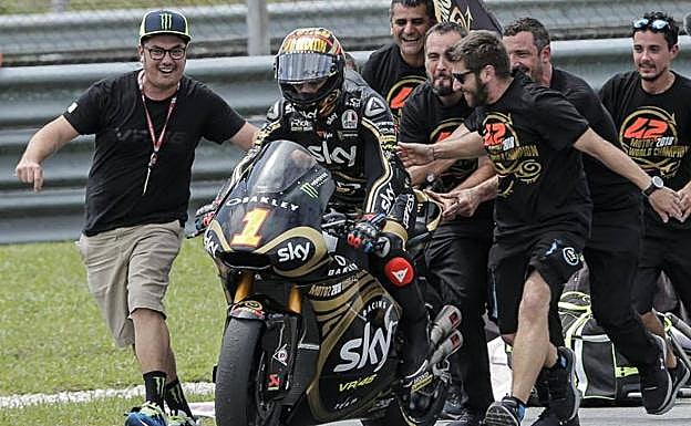 El piloto italiano Francesco Bagnaia celebra en Sepang (Malasia) su título de Moto2.