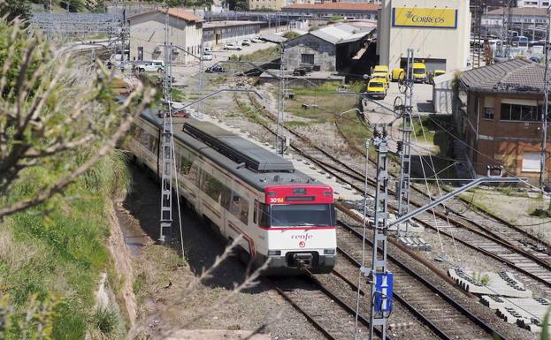 Tren de cercanías de Renfe llegando a la estación de Santander.