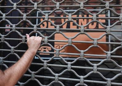 Imagen secundaria 1 - Detenida por probar en la fachada de la Casa de los Tiros si funcionaba su bote de pintura