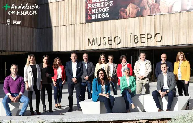 Ángeles Férriz, en primer plano, junto al resto de integrantes de la candidatura, delante del Museo Ibero.