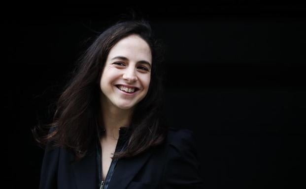 La escritora granadina Cristina Morales posa tras conocerse que ha ganado hoy el XXXVI Premio Herralde de novela con su obra «Lectura fácil»,.