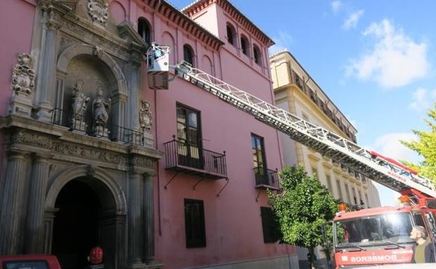  Los bomberos limpiaron elementos inestables de la fachada.