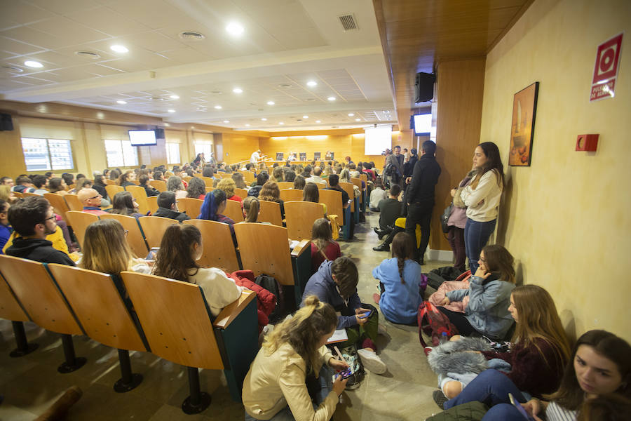 La defensa del italiano Francesco Arcuri ha elevado una queja formal a la Universidad de Granada por la celebración este martes de unas jornadas en las que se analiza el caso de Juana Rivas y la protección de los hijos víctimas de violencia de género y ha pedido que se deje de utilizar a ambos como «paradigmas, en uno y otro lado, de la violencia de género en España».  El artículo completo aquí