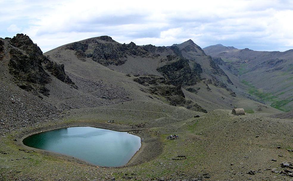 Laguna del Caballo, y junto ella el refugio del mismo nombre 