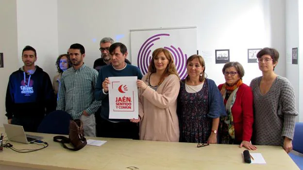 Miembros de Jaén en Común, en la rueda de prensa de ayer en la calle Maestra.