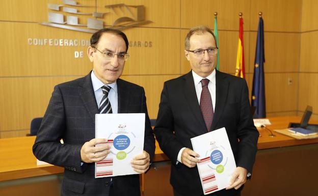 El presidente de la Confederación de Empresarios de Andalucía, Javier González de Lara(i), y el secretario general, Luis Fernández-Palacios, este miércoles.