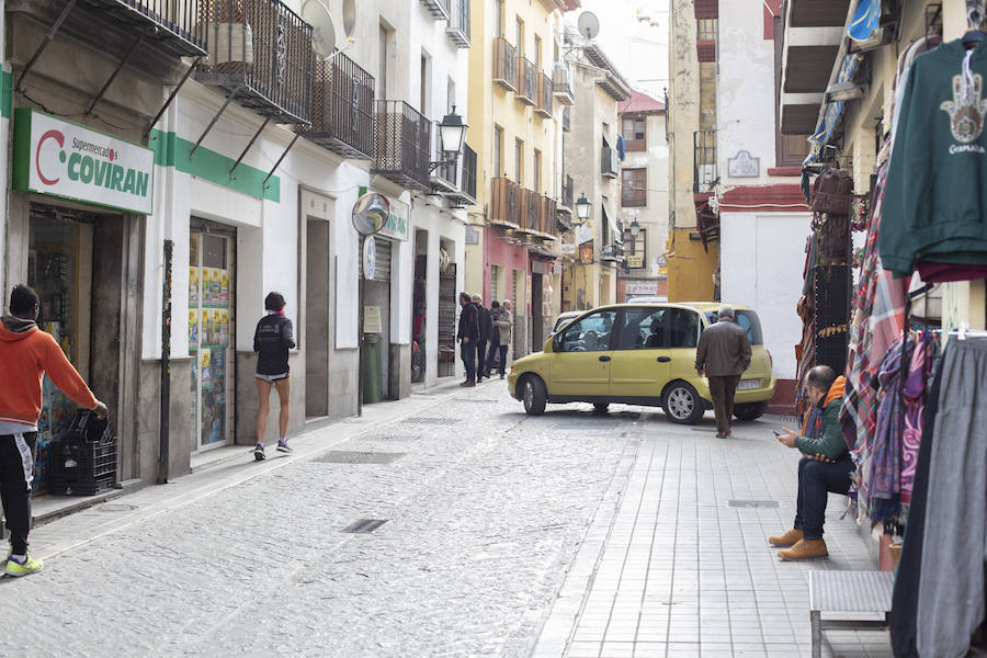 La Policía admite problemas de droga y prostitución en la calle Elvira y suma refuerzos. Hosteleros y comerciantes de la zona afirman que «el ambiente de violencia y suciedad está generando una mala imagen para el turismo».