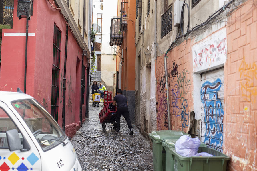 La Policía admite problemas de droga y prostitución en la calle Elvira y suma refuerzos. Hosteleros y comerciantes de la zona afirman que «el ambiente de violencia y suciedad está generando una mala imagen para el turismo».