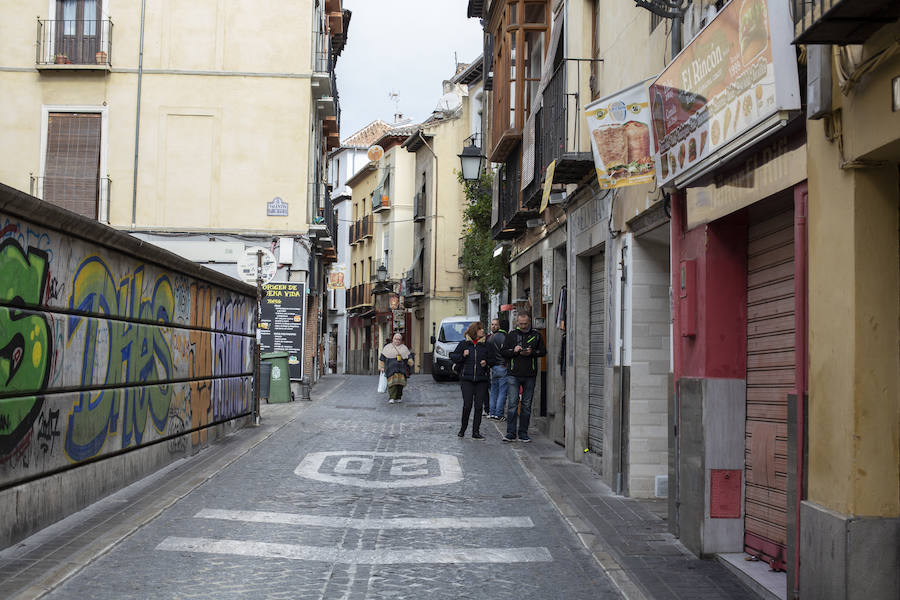 La Policía admite problemas de droga y prostitución en la calle Elvira y suma refuerzos. Hosteleros y comerciantes de la zona afirman que «el ambiente de violencia y suciedad está generando una mala imagen para el turismo».
