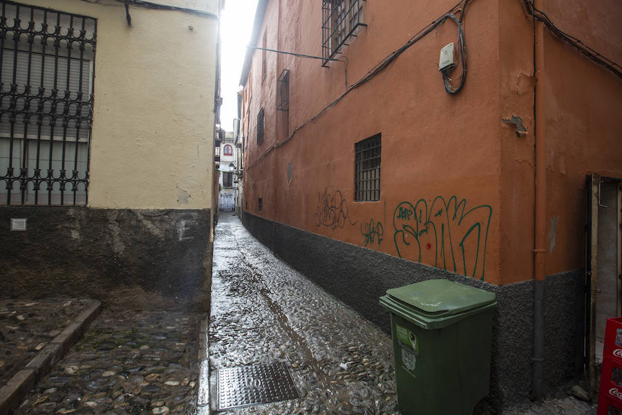 La Policía admite problemas de droga y prostitución en la calle Elvira y suma refuerzos. Hosteleros y comerciantes de la zona afirman que «el ambiente de violencia y suciedad está generando una mala imagen para el turismo».