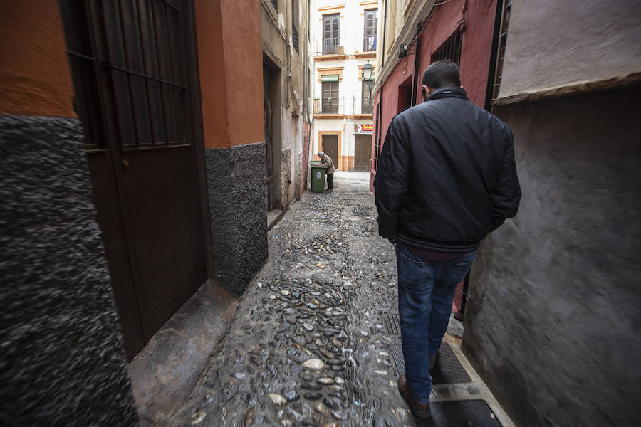 La Policía admite problemas de droga y prostitución en la calle Elvira y suma refuerzos. Hosteleros y comerciantes de la zona afirman que «el ambiente de violencia y suciedad está generando una mala imagen para el turismo».