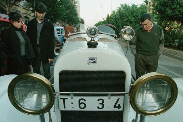 Curiosos contemplan uno de los ejemplares en la X Ruta de Vehículos Antiguos en el año 1999. 