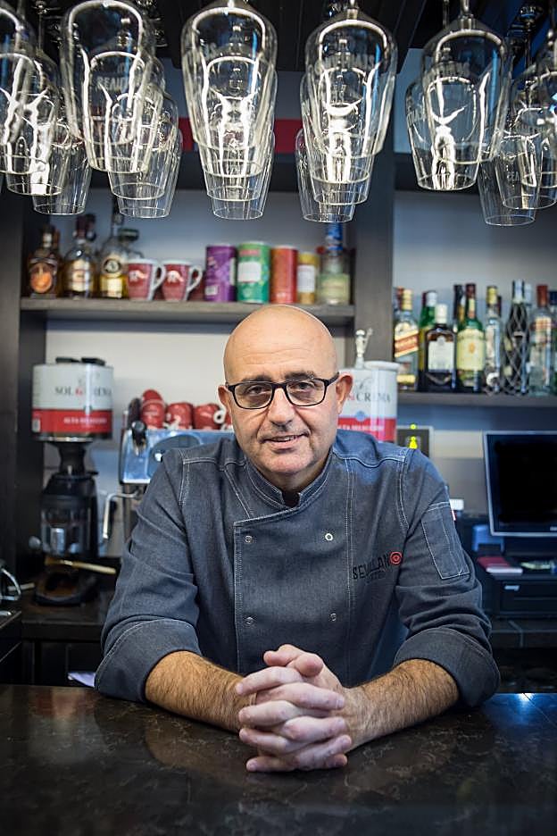 Francisco Javier Maldonado, en su negocio hostelero de la calle Ángel Ganivet. 