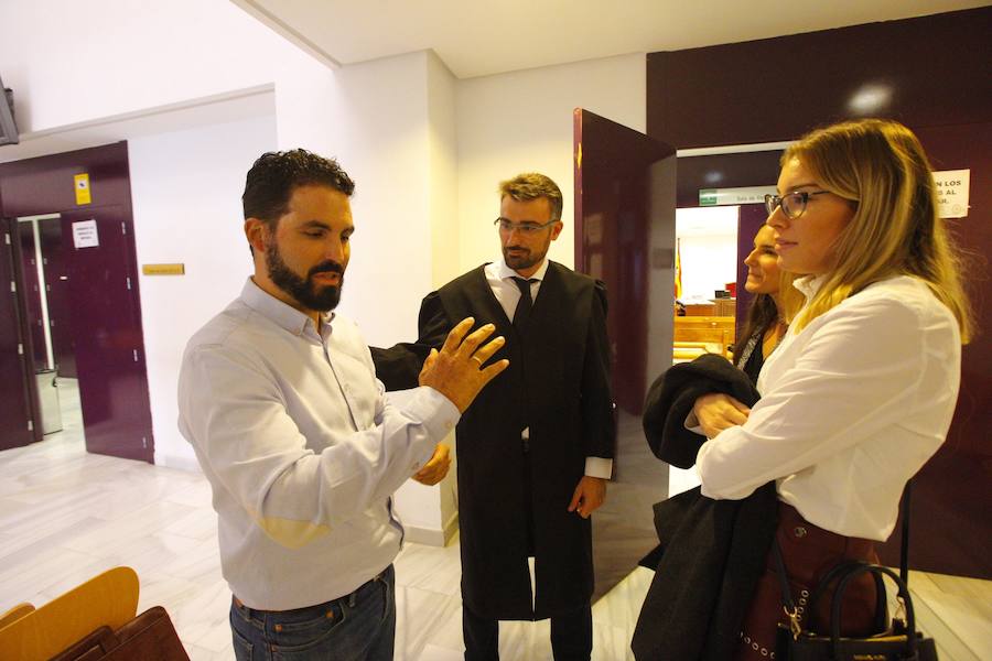 Miguel Lorenzo, uno de los trabajadores heridos que ejerce la acusación particular, en un receso de la sesión de hoy, junto a su defensor Ignacio Esteva. 