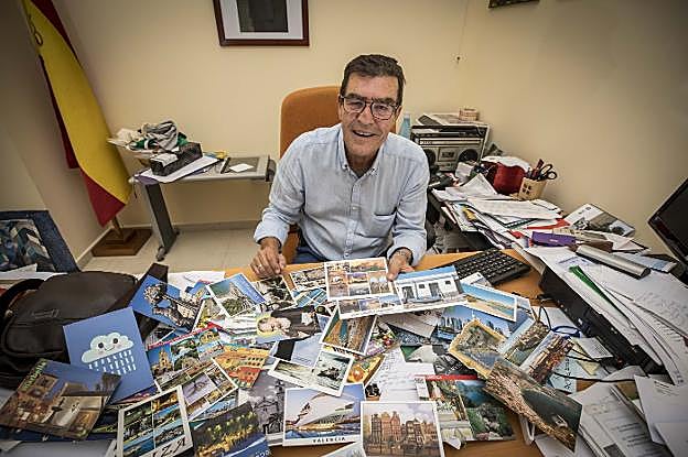 Emilio Calatayud repasa las decenas de postales que han llegado a su juzgado.