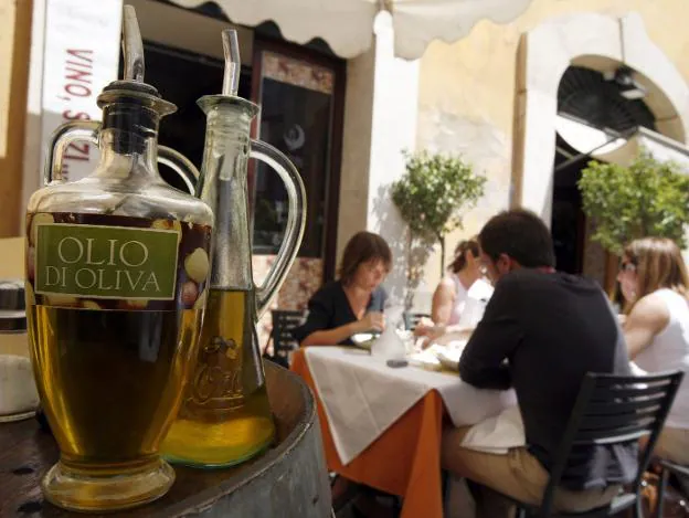 Aceite de oliva en un restaurante italiano. 