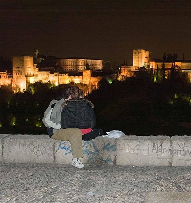 Una pareja contempla la Alhambra desde el Mirador de San Nicolás. 